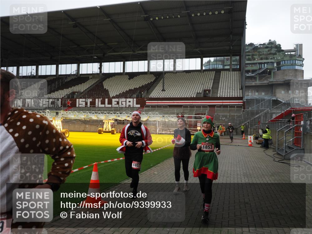 07.12.2025 - St. Pauli X-Mass-Run No. 15 Fabian Wolf http://msf.ph/oto/9399933 07.12.2025 11:03:53 Ziel 222, 297, 505, 514, 719, 1551, 1853, 1857, 1860 meine-sportfotos.de