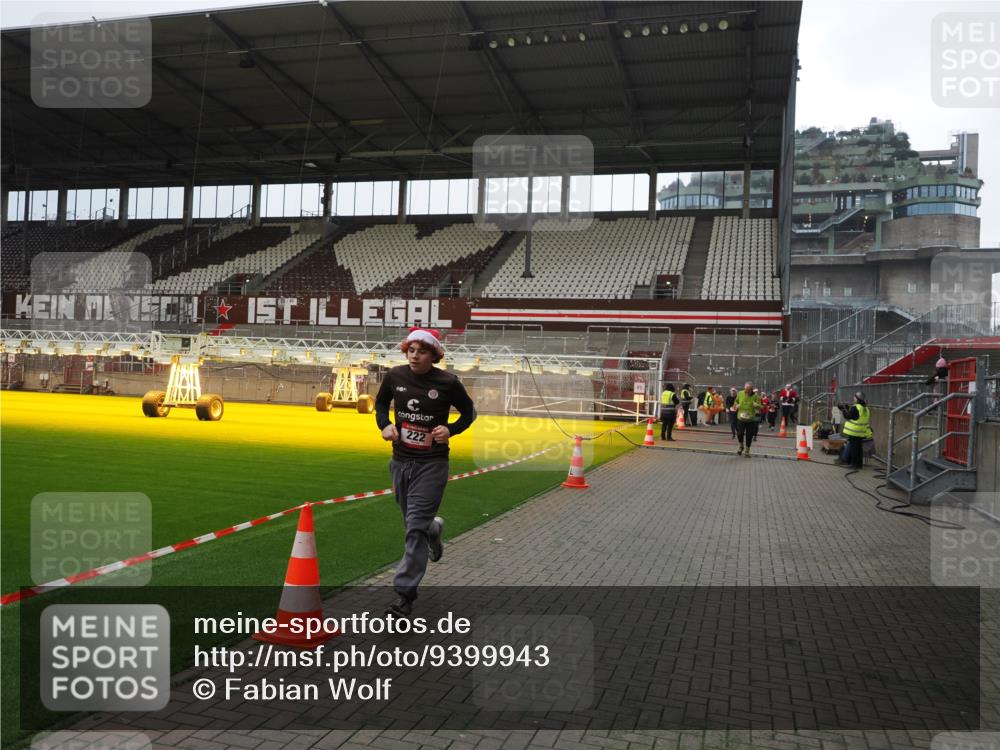 07.12.2025 - St. Pauli X-Mass-Run No. 15 Fabian Wolf http://msf.ph/oto/9399943 07.12.2025 11:03:59 Ziel 222, 432, 719, 1853, 1857, 1860 meine-sportfotos.de