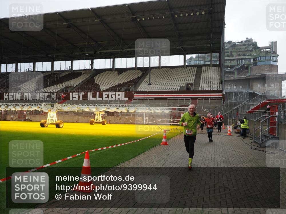 07.12.2025 - St. Pauli X-Mass-Run No. 15 Fabian Wolf http://msf.ph/oto/9399944 07.12.2025 11:04:04 Ziel 215, 216, 222, 432, 719, 764, 1853, 1854, 1856, 1857, 1860 meine-sportfotos.de