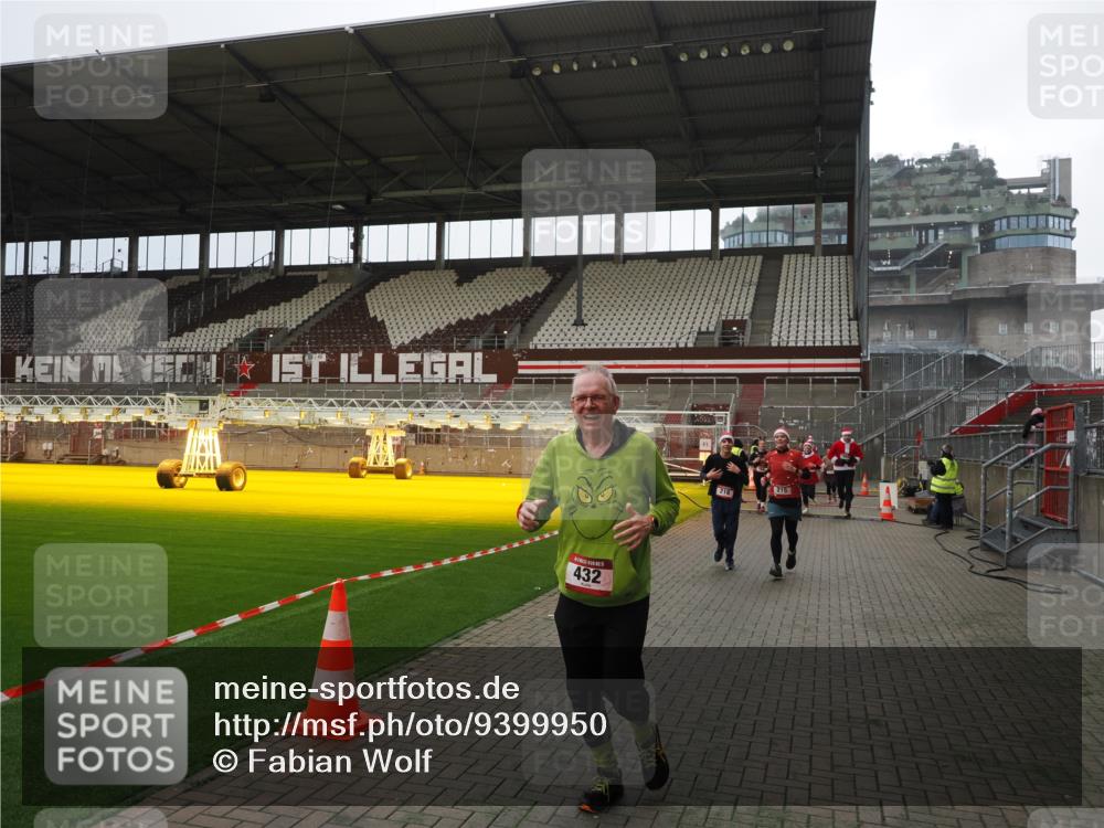 07.12.2025 - St. Pauli X-Mass-Run No. 15 Fabian Wolf http://msf.ph/oto/9399950 07.12.2025 11:04:05 Ziel 215, 216, 222, 432, 719, 734, 764, 1200, 1853, 1854, 1856, 1857, 1860 meine-sportfotos.de