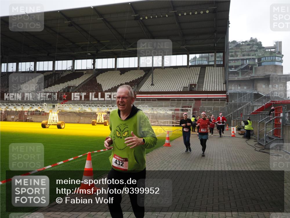 07.12.2025 - St. Pauli X-Mass-Run No. 15 Fabian Wolf http://msf.ph/oto/9399952 07.12.2025 11:04:06 Ziel 215, 216, 222, 432, 734, 764, 1200, 1854, 1856, 1860 meine-sportfotos.de