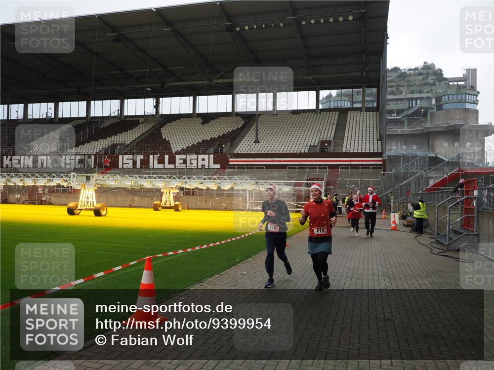 07.12.2025 - St. Pauli X-Mass-Run No. 15 Fabian Wolf http://msf.ph/oto/9399954 07.12.2025 11:04:07 Ziel 215, 216, 222, 432, 734, 764, 1200, 1252, 1254, 1854, 1856 meine-sportfotos.de