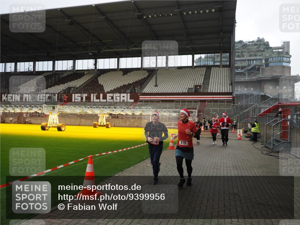 07.12.2025 - St. Pauli X-Mass-Run No. 15 Fabian Wolf http://msf.ph/oto/9399956 07.12.2025 11:04:07 Ziel 215, 216, 222, 432, 734, 764, 1200, 1252, 1254, 1854, 1856 meine-sportfotos.de