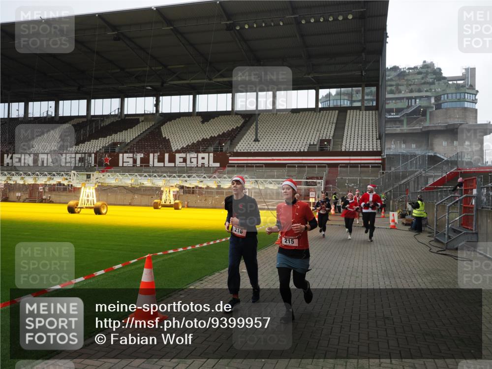 07.12.2025 - St. Pauli X-Mass-Run No. 15 Fabian Wolf http://msf.ph/oto/9399957 07.12.2025 11:04:08 Ziel 215, 216, 222, 432, 734, 764, 1200, 1252, 1254, 1401, 1695, 1854, 1856 meine-sportfotos.de