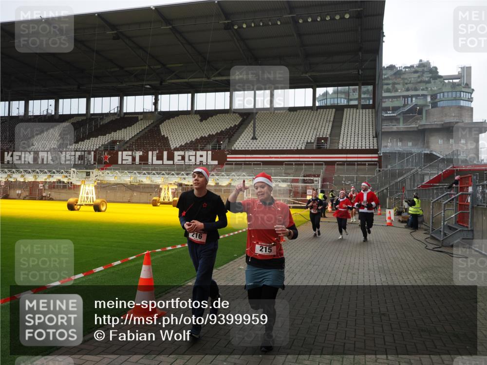 07.12.2025 - St. Pauli X-Mass-Run No. 15 Fabian Wolf http://msf.ph/oto/9399959 07.12.2025 11:04:08 Ziel 215, 216, 222, 432, 734, 764, 1200, 1252, 1254, 1401, 1695, 1854, 1856 meine-sportfotos.de
