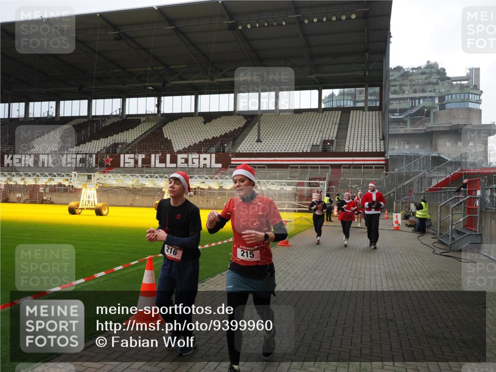 07.12.2025 - St. Pauli X-Mass-Run No. 15 Fabian Wolf http://msf.ph/oto/9399960 07.12.2025 11:04:08 Ziel 215, 216, 222, 432, 734, 764, 1200, 1252, 1254, 1401, 1695, 1854, 1856 meine-sportfotos.de