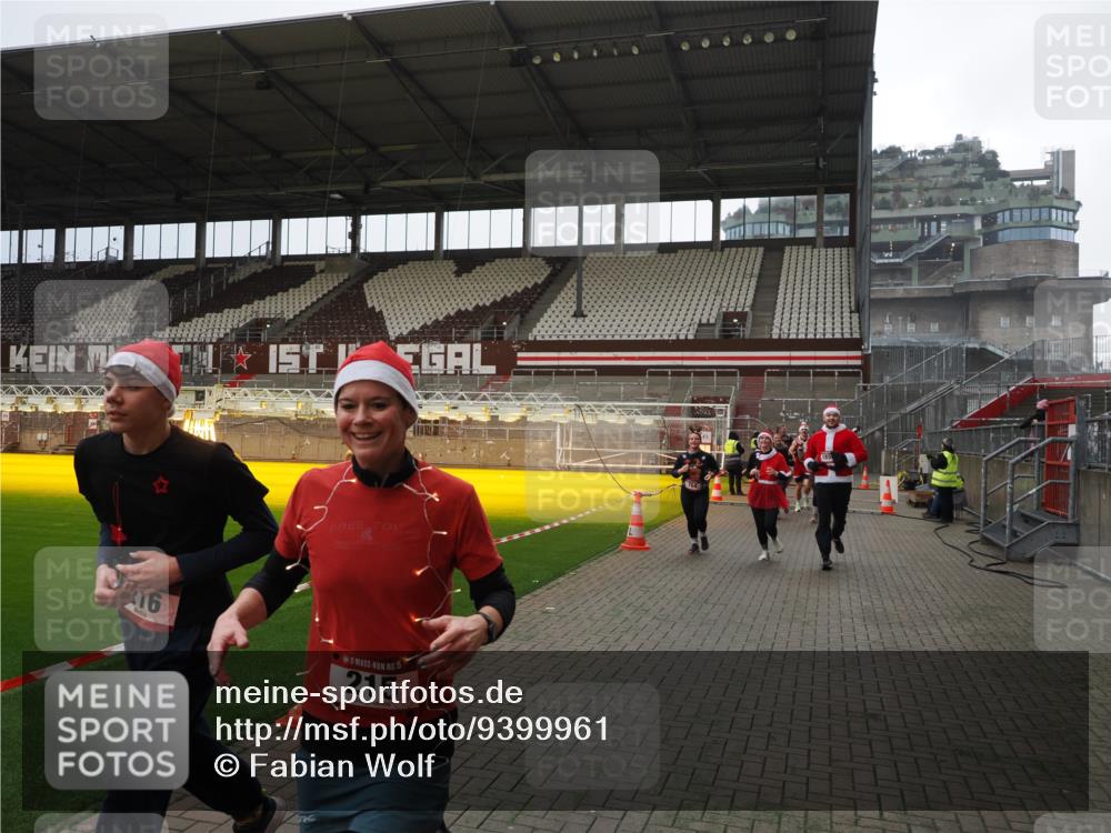 07.12.2025 - St. Pauli X-Mass-Run No. 15 Fabian Wolf http://msf.ph/oto/9399961 07.12.2025 11:04:09 Ziel 215, 216, 222, 432, 734, 764, 1200, 1252, 1254, 1401, 1695, 1854, 1856 meine-sportfotos.de