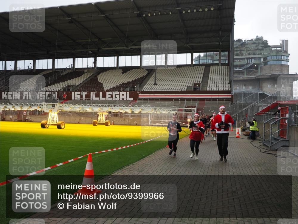07.12.2025 - St. Pauli X-Mass-Run No. 15 Fabian Wolf http://msf.ph/oto/9399966 07.12.2025 11:04:10 Ziel 215, 216, 222, 432, 734, 764, 1200, 1252, 1254, 1401, 1695, 1854, 1856 meine-sportfotos.de