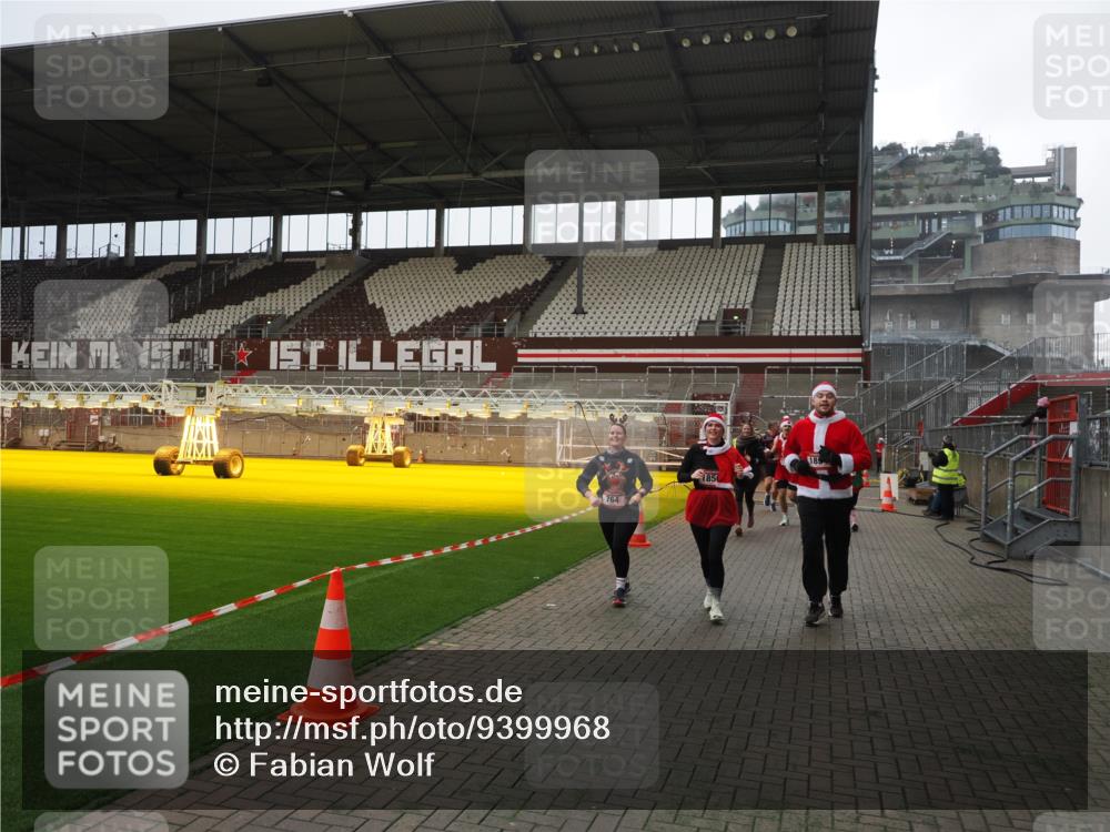 07.12.2025 - St. Pauli X-Mass-Run No. 15 Fabian Wolf http://msf.ph/oto/9399968 07.12.2025 11:04:10 Ziel 215, 216, 222, 432, 734, 764, 1200, 1252, 1254, 1401, 1695, 1854, 1856 meine-sportfotos.de