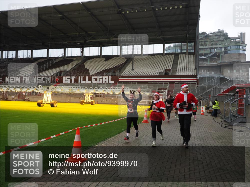 07.12.2025 - St. Pauli X-Mass-Run No. 15 Fabian Wolf http://msf.ph/oto/9399970 07.12.2025 11:04:10 Ziel 215, 216, 222, 432, 734, 764, 1200, 1252, 1254, 1401, 1695, 1854, 1856 meine-sportfotos.de