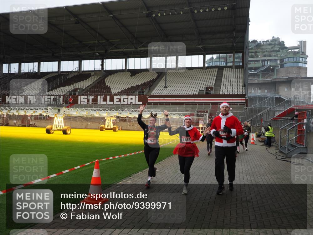 07.12.2025 - St. Pauli X-Mass-Run No. 15 Fabian Wolf http://msf.ph/oto/9399971 07.12.2025 11:04:11 Ziel 215, 216, 222, 432, 734, 764, 1200, 1252, 1254, 1401, 1695, 1854, 1856 meine-sportfotos.de