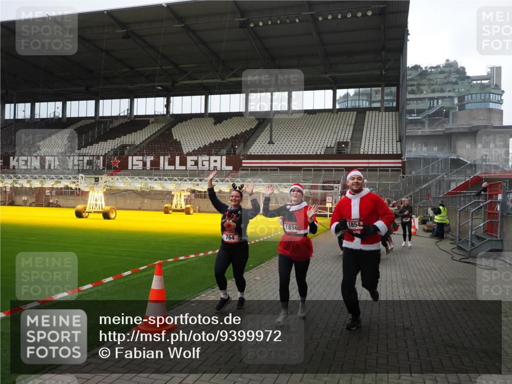 07.12.2025 - St. Pauli X-Mass-Run No. 15 Fabian Wolf http://msf.ph/oto/9399972 07.12.2025 11:04:11 Ziel 215, 216, 222, 432, 734, 764, 1200, 1252, 1254, 1401, 1695, 1854, 1856 meine-sportfotos.de