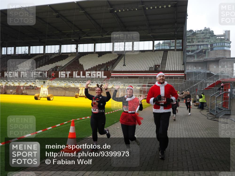 07.12.2025 - St. Pauli X-Mass-Run No. 15 Fabian Wolf http://msf.ph/oto/9399973 07.12.2025 11:04:11 Ziel 215, 216, 222, 432, 734, 764, 1200, 1252, 1254, 1401, 1695, 1854, 1856 meine-sportfotos.de