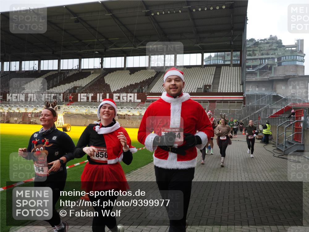 07.12.2025 - St. Pauli X-Mass-Run No. 15 Fabian Wolf http://msf.ph/oto/9399977 07.12.2025 11:04:12 Ziel 215, 216, 222, 305, 432, 734, 764, 1200, 1252, 1254, 1401, 1695, 1854, 1856 meine-sportfotos.de