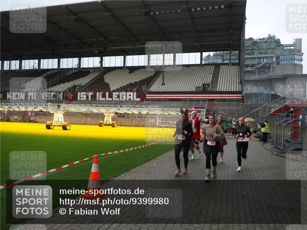 07.12.2025 - St. Pauli X-Mass-Run No. 15 Fabian Wolf http://msf.ph/oto/9399980 07.12.2025 11:04:13 Ziel 126, 215, 216, 222, 285, 305, 432, 734, 764, 1200, 1252, 1254, 1401, 1695, 1854, 1856 meine-sportfotos.de