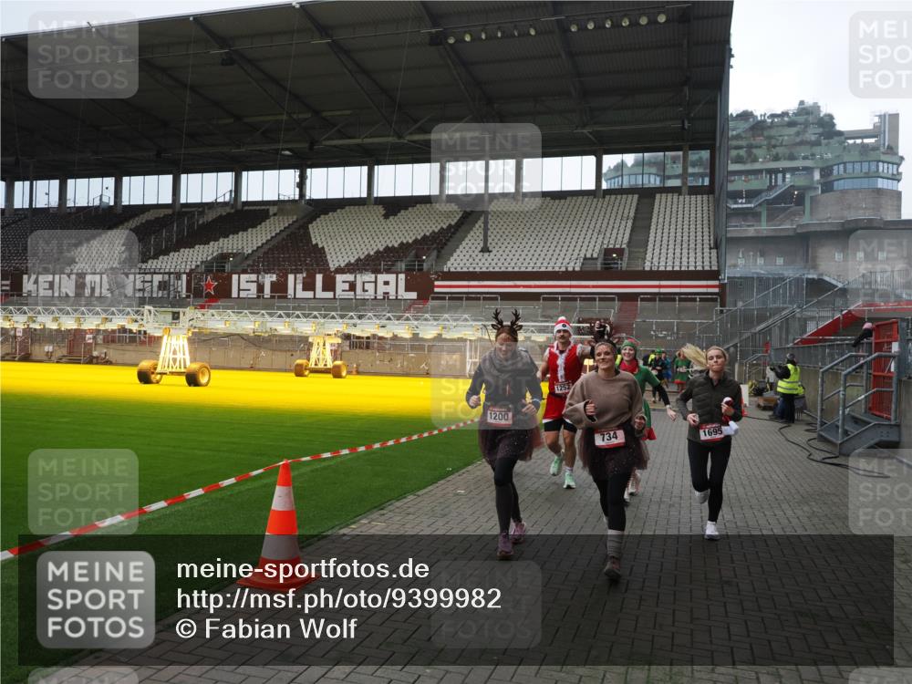 07.12.2025 - St. Pauli X-Mass-Run No. 15 Fabian Wolf http://msf.ph/oto/9399982 07.12.2025 11:04:13 Ziel 126, 215, 216, 222, 285, 305, 432, 734, 764, 1200, 1252, 1254, 1401, 1695, 1854, 1856 meine-sportfotos.de