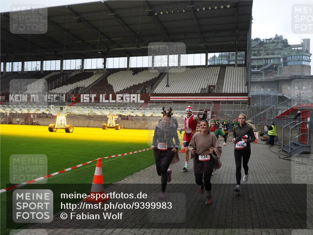 07.12.2025 - St. Pauli X-Mass-Run No. 15 Fabian Wolf http://msf.ph/oto/9399983 07.12.2025 11:04:14 Ziel 126, 215, 216, 285, 305, 432, 734, 764, 1200, 1252, 1254, 1401, 1695, 1852, 1854, 1856 meine-sportfotos.de