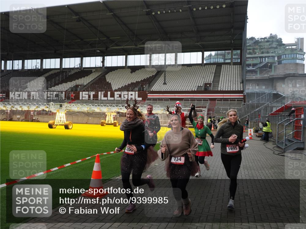 07.12.2025 - St. Pauli X-Mass-Run No. 15 Fabian Wolf http://msf.ph/oto/9399985 07.12.2025 11:04:14 Ziel 126, 215, 216, 285, 305, 432, 734, 764, 1200, 1252, 1254, 1401, 1695, 1852, 1854, 1856 meine-sportfotos.de