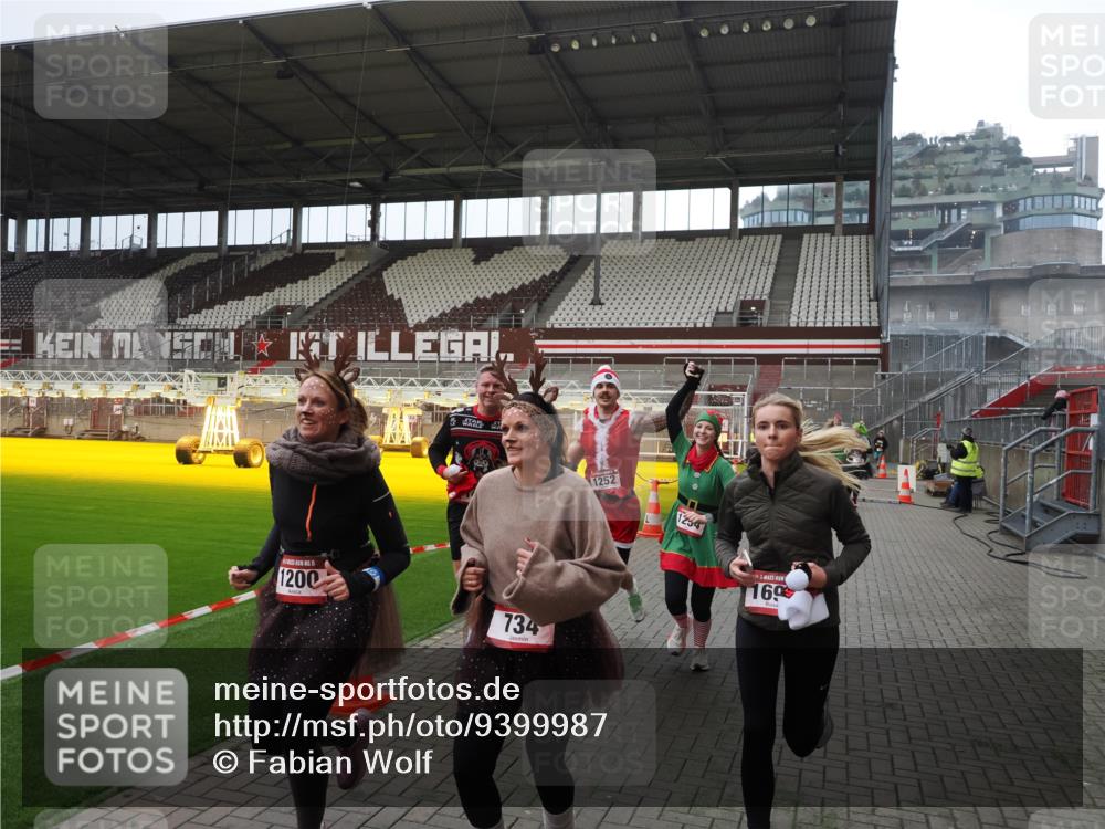 07.12.2025 - St. Pauli X-Mass-Run No. 15 Fabian Wolf http://msf.ph/oto/9399987 07.12.2025 11:04:14 Ziel 126, 215, 216, 285, 305, 432, 734, 764, 1200, 1252, 1254, 1401, 1695, 1852, 1854, 1856 meine-sportfotos.de
