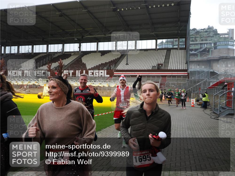 07.12.2025 - St. Pauli X-Mass-Run No. 15 Fabian Wolf http://msf.ph/oto/9399989 07.12.2025 11:04:15 Ziel 126, 215, 216, 285, 305, 432, 734, 740, 764, 1200, 1252, 1254, 1401, 1695, 1766, 1769, 1852, 1854, 1856 meine-sportfotos.de