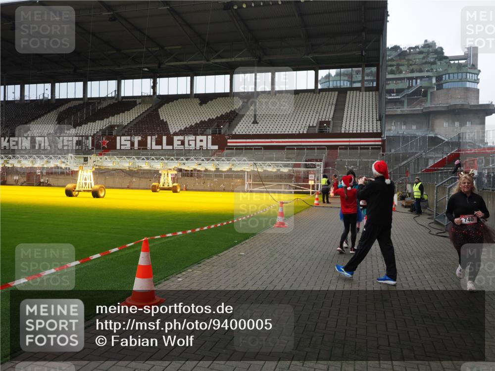 07.12.2025 - St. Pauli X-Mass-Run No. 15 Fabian Wolf http://msf.ph/oto/9400005 07.12.2025 11:04:24 Ziel 126, 285, 305, 700, 702, 734, 740, 1200, 1252, 1254, 1401, 1695, 1766, 1769, 1852, 1854, 1856 meine-sportfotos.de