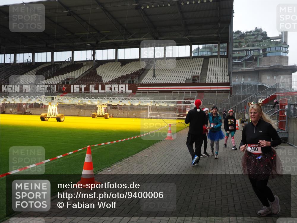 07.12.2025 - St. Pauli X-Mass-Run No. 15 Fabian Wolf http://msf.ph/oto/9400006 07.12.2025 11:04:25 Ziel 126, 285, 305, 700, 702, 734, 740, 1200, 1252, 1254, 1401, 1695, 1766, 1769, 1852 meine-sportfotos.de