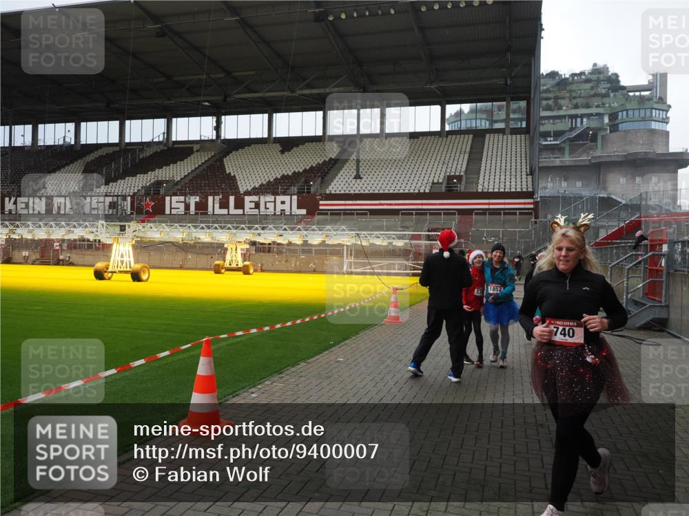 07.12.2025 - St. Pauli X-Mass-Run No. 15 Fabian Wolf http://msf.ph/oto/9400007 07.12.2025 11:04:25 Ziel 126, 285, 305, 700, 702, 734, 740, 1200, 1252, 1254, 1401, 1695, 1766, 1769, 1852 meine-sportfotos.de