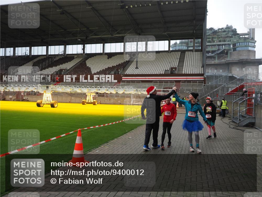 07.12.2025 - St. Pauli X-Mass-Run No. 15 Fabian Wolf http://msf.ph/oto/9400012 07.12.2025 11:04:27 Ziel 126, 285, 305, 700, 702, 740, 1252, 1254, 1401, 1695, 1766, 1769, 1852 meine-sportfotos.de
