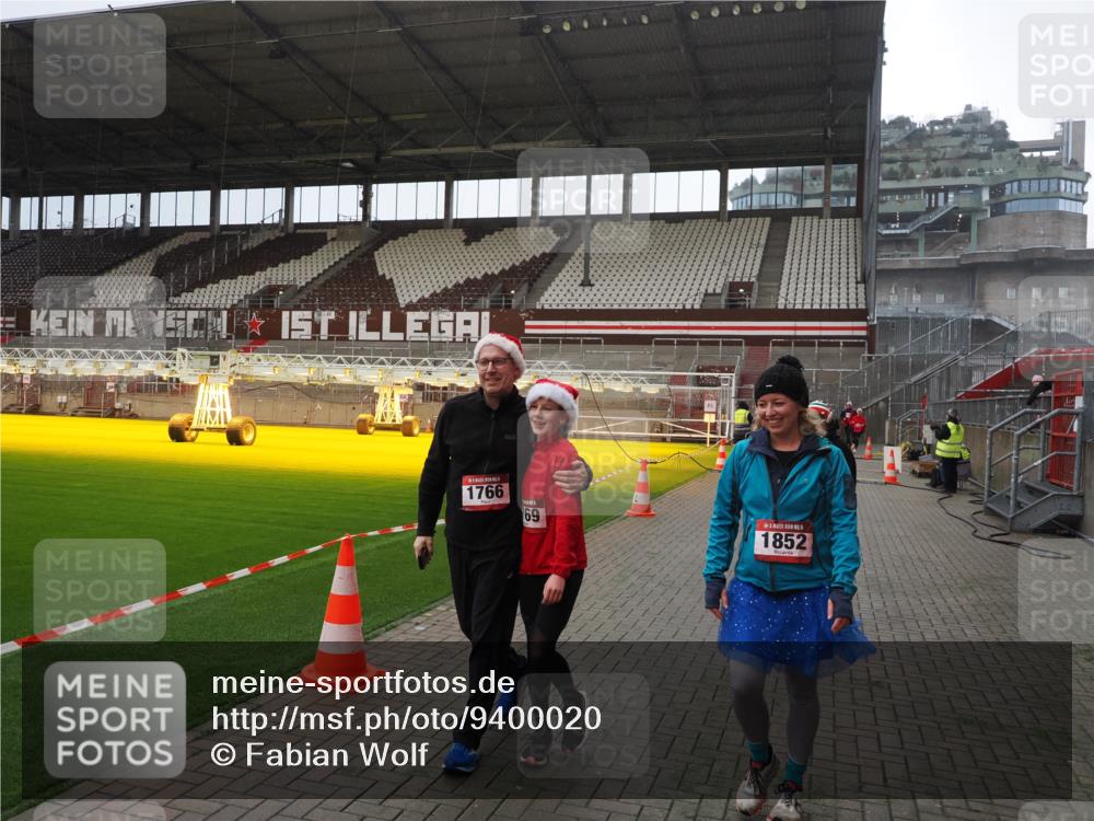07.12.2025 - St. Pauli X-Mass-Run No. 15 Fabian Wolf http://msf.ph/oto/9400020 07.12.2025 11:04:30 Ziel 126, 285, 305, 361, 395, 700, 702, 740, 1643, 1766, 1769, 1852 meine-sportfotos.de