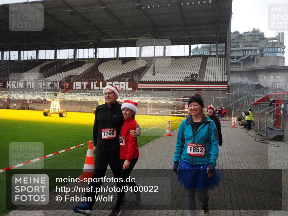 07.12.2025 - St. Pauli X-Mass-Run No. 15 Fabian Wolf http://msf.ph/oto/9400022 07.12.2025 11:04:30 Ziel 126, 285, 305, 361, 395, 700, 702, 740, 1643, 1766, 1769, 1852 meine-sportfotos.de