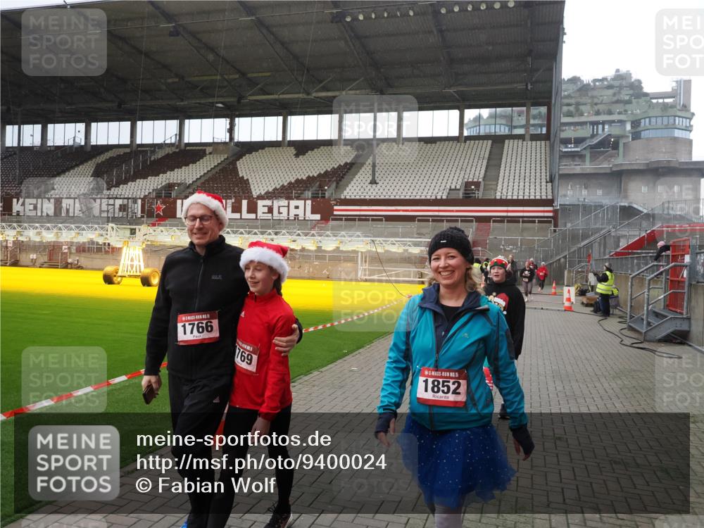 07.12.2025 - St. Pauli X-Mass-Run No. 15 Fabian Wolf http://msf.ph/oto/9400024 07.12.2025 11:04:30 Ziel 126, 285, 305, 361, 395, 700, 702, 740, 1643, 1766, 1769, 1852 meine-sportfotos.de