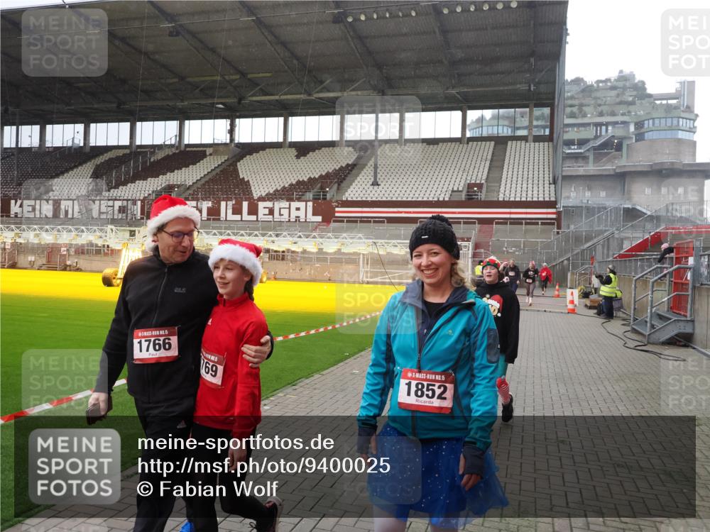 07.12.2025 - St. Pauli X-Mass-Run No. 15 Fabian Wolf http://msf.ph/oto/9400025 07.12.2025 11:04:31 Ziel 126, 285, 305, 361, 395, 700, 702, 740, 1643, 1766, 1769, 1852 meine-sportfotos.de