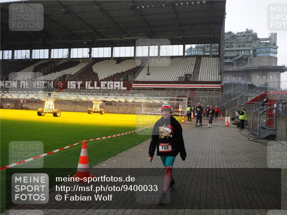 07.12.2025 - St. Pauli X-Mass-Run No. 15 Fabian Wolf http://msf.ph/oto/9400033 07.12.2025 11:04:32 Ziel 126, 285, 305, 361, 395, 700, 702, 740, 1643, 1766, 1769, 1852 meine-sportfotos.de