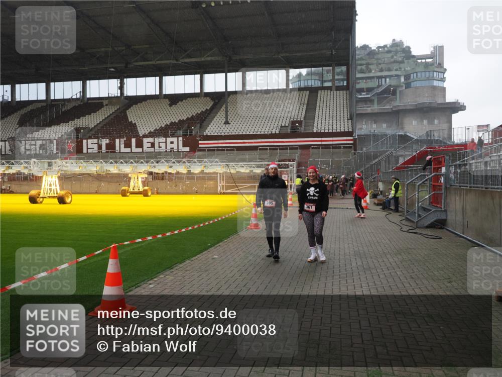 07.12.2025 - St. Pauli X-Mass-Run No. 15 Fabian Wolf http://msf.ph/oto/9400038 07.12.2025 11:04:37 Ziel 361, 395, 700, 702, 1643, 2791, 3719 meine-sportfotos.de