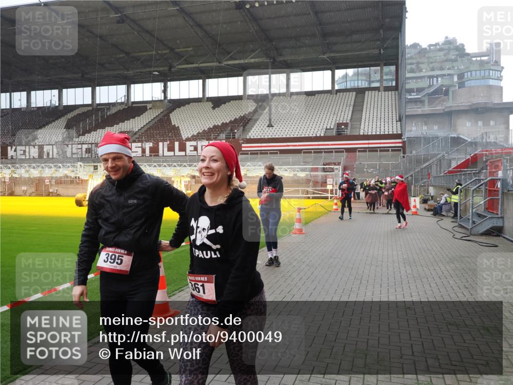 07.12.2025 - St. Pauli X-Mass-Run No. 15 Fabian Wolf http://msf.ph/oto/9400049 07.12.2025 11:04:41 Ziel 33, 361, 395, 1643, 2791, 2919, 3719, 4561, 4563, 4565, 4570, 4571 meine-sportfotos.de