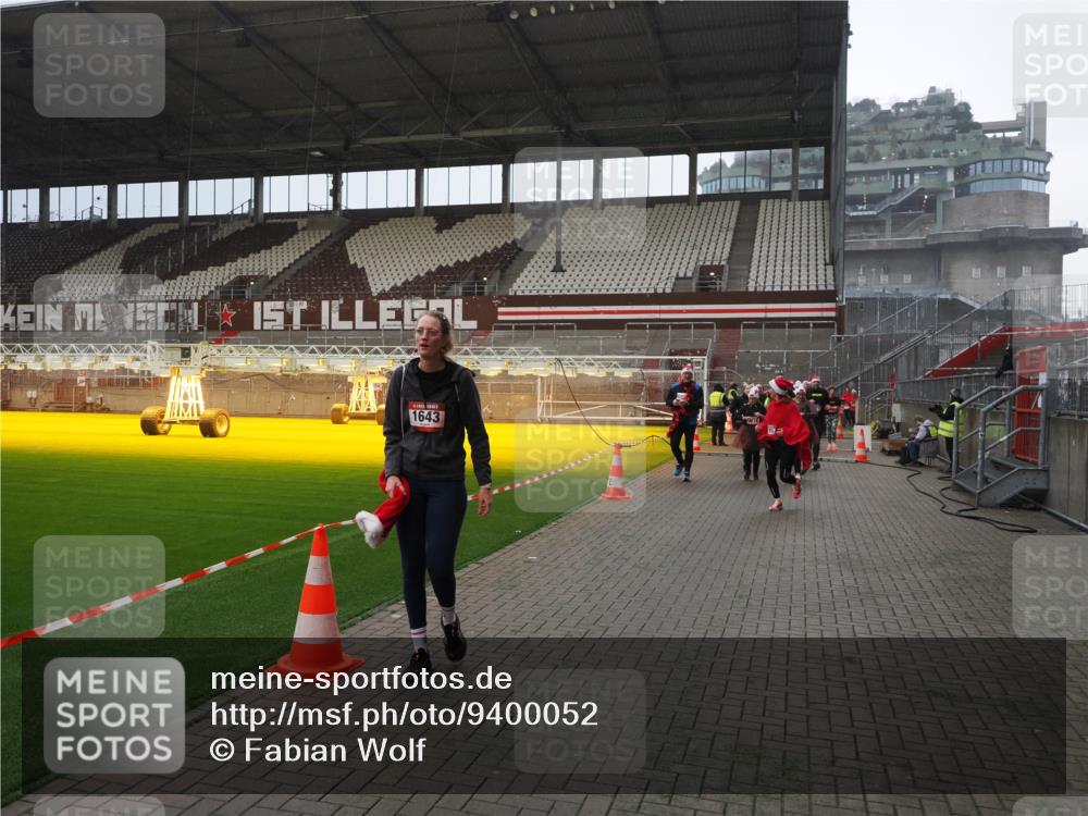 07.12.2025 - St. Pauli X-Mass-Run No. 15 Fabian Wolf http://msf.ph/oto/9400052 07.12.2025 11:04:43 Ziel 33, 361, 395, 1643, 2791, 2919, 3719, 4561, 4563, 4565, 4566, 4567, 4568, 4569, 4570, 4571, 4576, 4578 meine-sportfotos.de