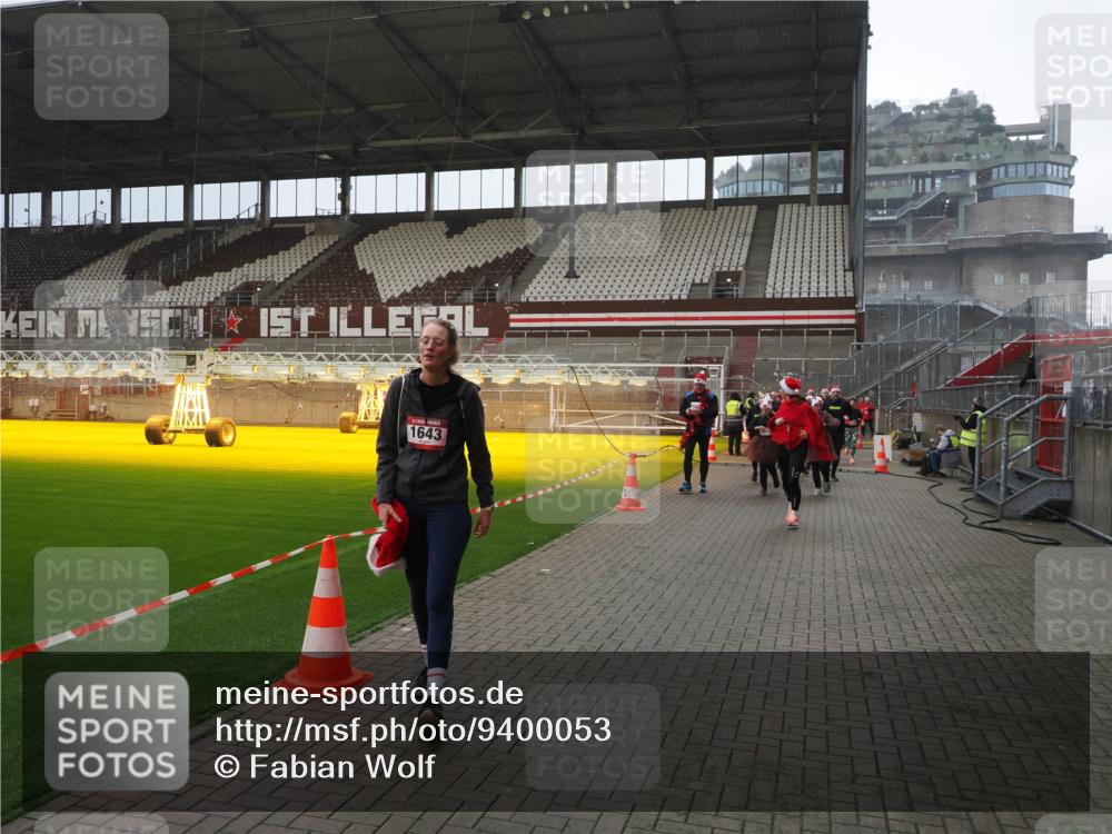 07.12.2025 - St. Pauli X-Mass-Run No. 15 Fabian Wolf http://msf.ph/oto/9400053 07.12.2025 11:04:43 Ziel 33, 361, 395, 1643, 2791, 2919, 3719, 4561, 4563, 4565, 4566, 4567, 4568, 4569, 4570, 4571, 4576, 4578 meine-sportfotos.de