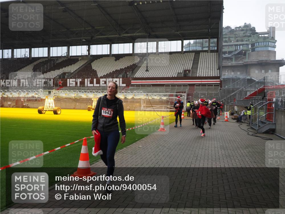 07.12.2025 - St. Pauli X-Mass-Run No. 15 Fabian Wolf http://msf.ph/oto/9400054 07.12.2025 11:04:43 Ziel 33, 361, 395, 1643, 2791, 2919, 3719, 4561, 4563, 4565, 4566, 4567, 4568, 4569, 4570, 4571, 4576, 4578 meine-sportfotos.de