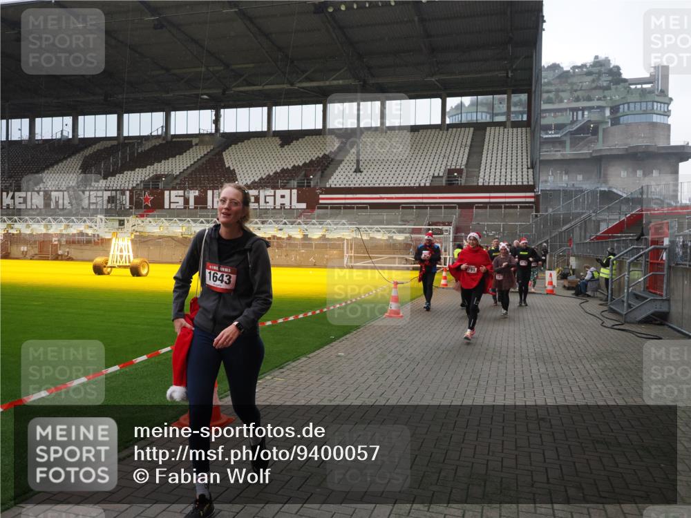 07.12.2025 - St. Pauli X-Mass-Run No. 15 Fabian Wolf http://msf.ph/oto/9400057 07.12.2025 11:04:44 Ziel 33, 361, 395, 1643, 2791, 2919, 3719, 4561, 4563, 4565, 4566, 4567, 4568, 4569, 4570, 4571, 4573, 4576, 4577, 4578 meine-sportfotos.de