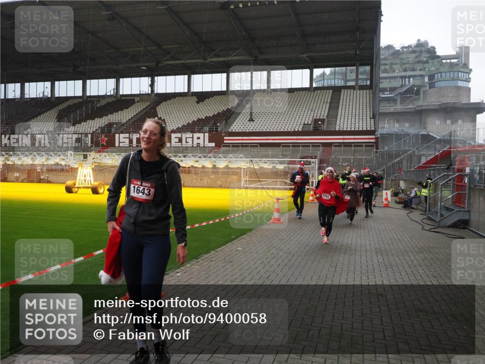 07.12.2025 - St. Pauli X-Mass-Run No. 15 Fabian Wolf http://msf.ph/oto/9400058 07.12.2025 11:04:44 Ziel 33, 361, 395, 1643, 2791, 2919, 3719, 4561, 4563, 4565, 4566, 4567, 4568, 4569, 4570, 4571, 4573, 4576, 4577, 4578 meine-sportfotos.de
