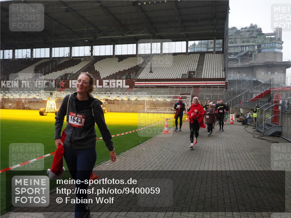 07.12.2025 - St. Pauli X-Mass-Run No. 15 Fabian Wolf http://msf.ph/oto/9400059 07.12.2025 11:04:44 Ziel 33, 361, 395, 1643, 2791, 2919, 3719, 4561, 4563, 4565, 4566, 4567, 4568, 4569, 4570, 4571, 4573, 4576, 4577, 4578 meine-sportfotos.de