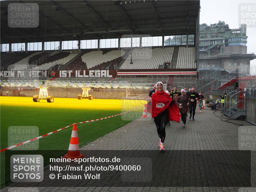 07.12.2025 - St. Pauli X-Mass-Run No. 15 Fabian Wolf http://msf.ph/oto/9400060 07.12.2025 11:04:45 Ziel 33, 361, 395, 1643, 2791, 2919, 3719, 4561, 4562, 4563, 4565, 4566, 4567, 4568, 4569, 4570, 4571, 4572, 4573, 4575, 4576, 4577, 4578 meine-sportfotos.de