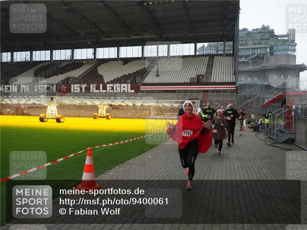 07.12.2025 - St. Pauli X-Mass-Run No. 15 Fabian Wolf http://msf.ph/oto/9400061 07.12.2025 11:04:46 Ziel 33, 361, 395, 1643, 2791, 2919, 3719, 4561, 4562, 4563, 4565, 4566, 4567, 4568, 4569, 4570, 4571, 4572, 4573, 4575, 4576, 4577, 4578 meine-sportfotos.de