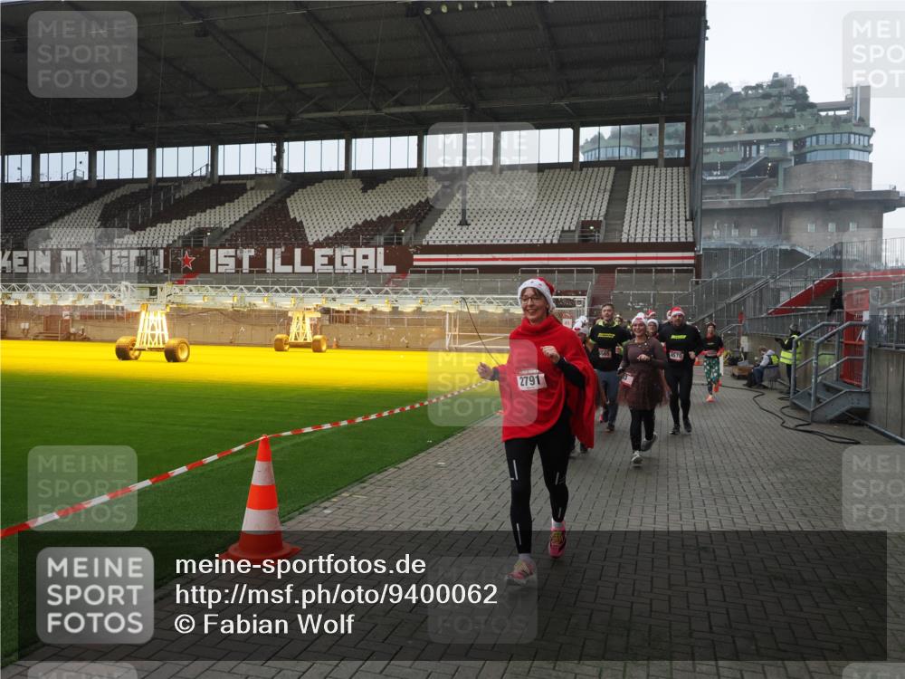 07.12.2025 - St. Pauli X-Mass-Run No. 15 Fabian Wolf http://msf.ph/oto/9400062 07.12.2025 11:04:46 Ziel 33, 361, 395, 1643, 2791, 2919, 3719, 4561, 4562, 4563, 4565, 4566, 4567, 4568, 4569, 4570, 4571, 4572, 4573, 4575, 4576, 4577, 4578 meine-sportfotos.de