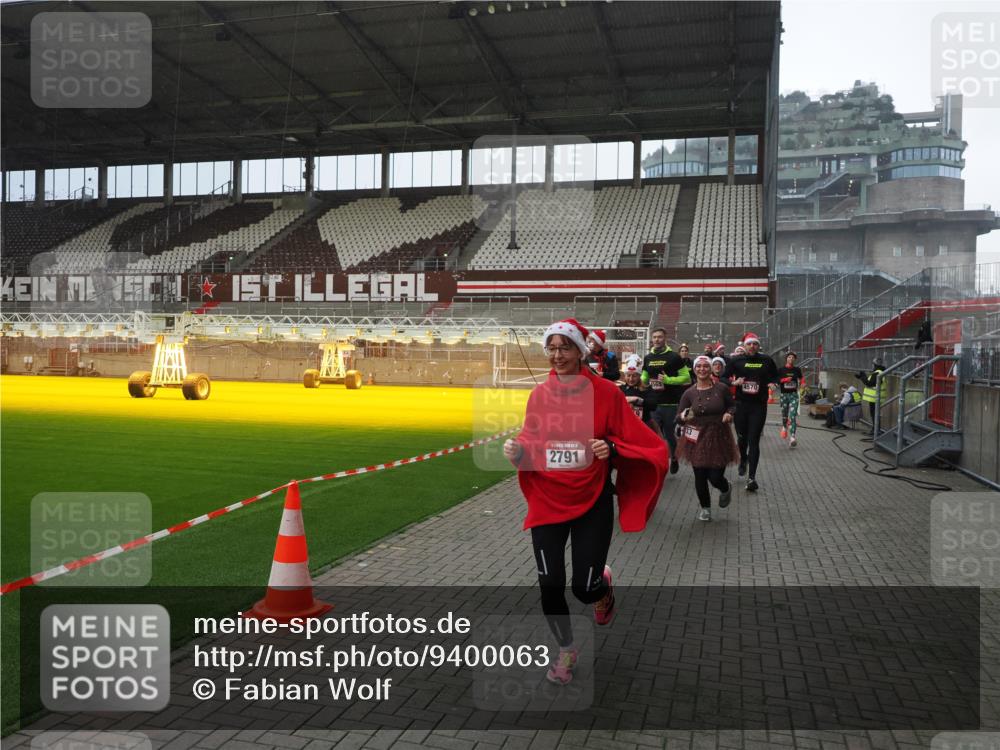 07.12.2025 - St. Pauli X-Mass-Run No. 15 Fabian Wolf http://msf.ph/oto/9400063 07.12.2025 11:04:46 Ziel 33, 361, 395, 1643, 2791, 2919, 3719, 4561, 4562, 4563, 4565, 4566, 4567, 4568, 4569, 4570, 4571, 4572, 4573, 4575, 4576, 4577, 4578 meine-sportfotos.de