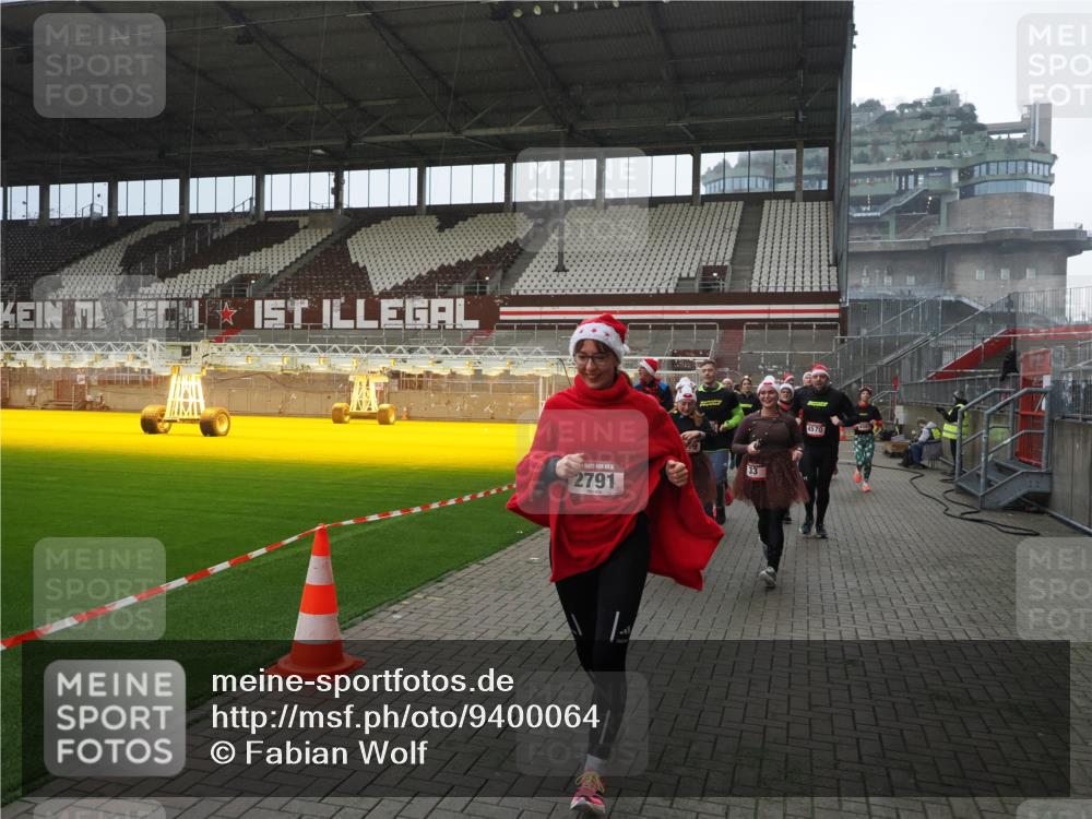 07.12.2025 - St. Pauli X-Mass-Run No. 15 Fabian Wolf http://msf.ph/oto/9400064 07.12.2025 11:04:46 Ziel 33, 361, 395, 1643, 2791, 2919, 3719, 4561, 4562, 4563, 4565, 4566, 4567, 4568, 4569, 4570, 4571, 4572, 4573, 4575, 4576, 4577, 4578 meine-sportfotos.de