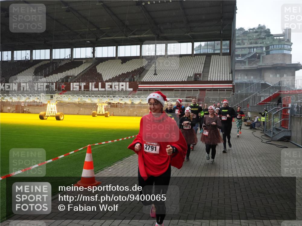 07.12.2025 - St. Pauli X-Mass-Run No. 15 Fabian Wolf http://msf.ph/oto/9400065 07.12.2025 11:04:46 Ziel 33, 361, 395, 1643, 2791, 2919, 3719, 4561, 4562, 4563, 4565, 4566, 4567, 4568, 4569, 4570, 4571, 4572, 4573, 4575, 4576, 4577, 4578 meine-sportfotos.de