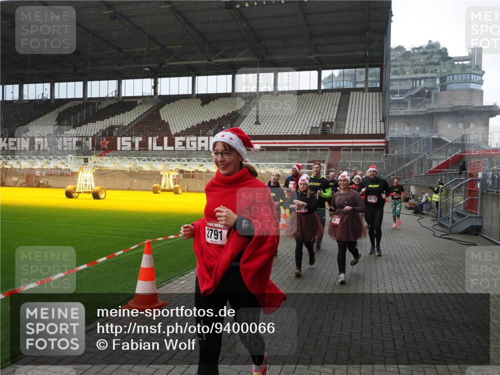 07.12.2025 - St. Pauli X-Mass-Run No. 15 Fabian Wolf http://msf.ph/oto/9400066 07.12.2025 11:04:47 Ziel 33, 361, 395, 1643, 2791, 2919, 3719, 4561, 4562, 4563, 4565, 4566, 4567, 4568, 4569, 4570, 4571, 4572, 4573, 4575, 4576, 4577, 4578 meine-sportfotos.de