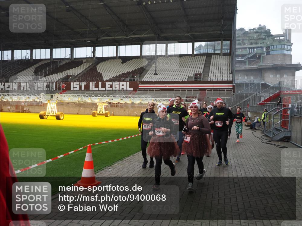 07.12.2025 - St. Pauli X-Mass-Run No. 15 Fabian Wolf http://msf.ph/oto/9400068 07.12.2025 11:04:47 Ziel 33, 361, 395, 1643, 2791, 2919, 3719, 4561, 4562, 4563, 4565, 4566, 4567, 4568, 4569, 4570, 4571, 4572, 4573, 4575, 4576, 4577, 4578 meine-sportfotos.de