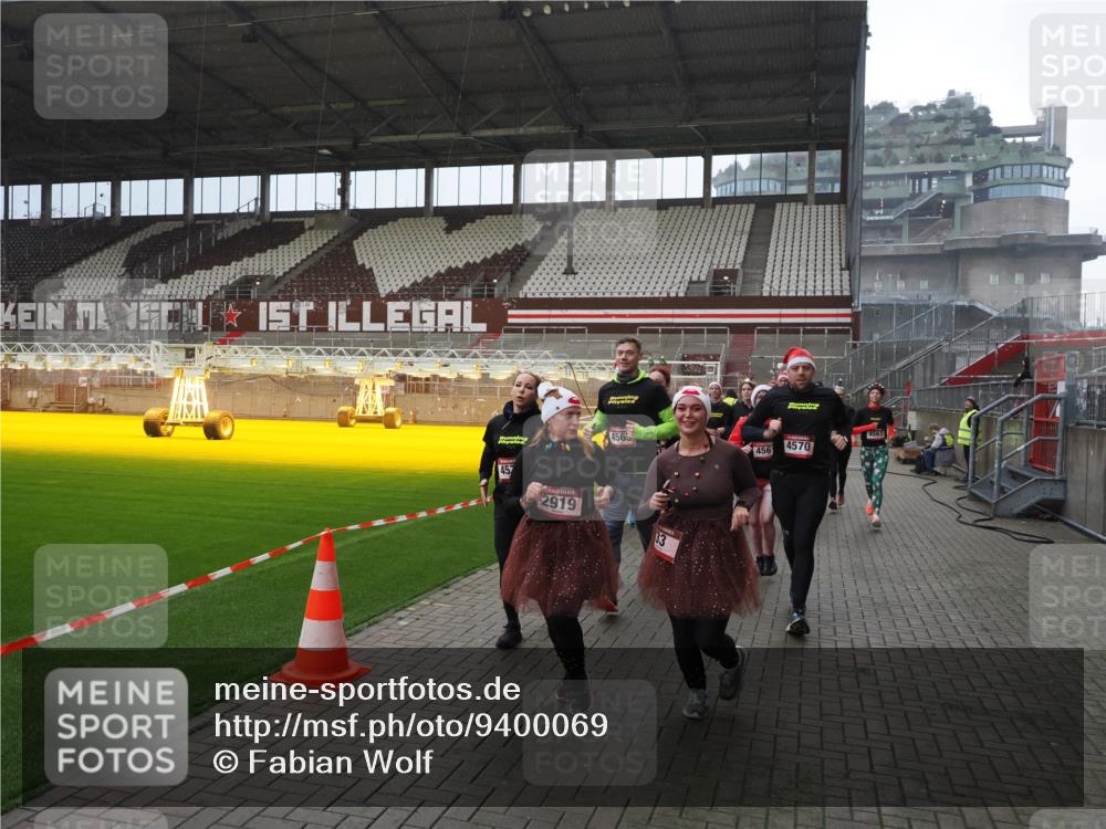 07.12.2025 - St. Pauli X-Mass-Run No. 15 Fabian Wolf http://msf.ph/oto/9400069 07.12.2025 11:04:48 Ziel 33, 361, 395, 1212, 1411, 1643, 2791, 2919, 3719, 4561, 4562, 4563, 4565, 4566, 4567, 4568, 4569, 4570, 4571, 4572, 4573, 4575, 4576, 4577, 4578 meine-sportfotos.de